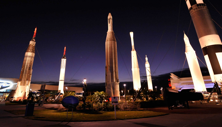 Dramatic Nighttime Atlas V Rocket Launch on December 3 at Kennedy Space